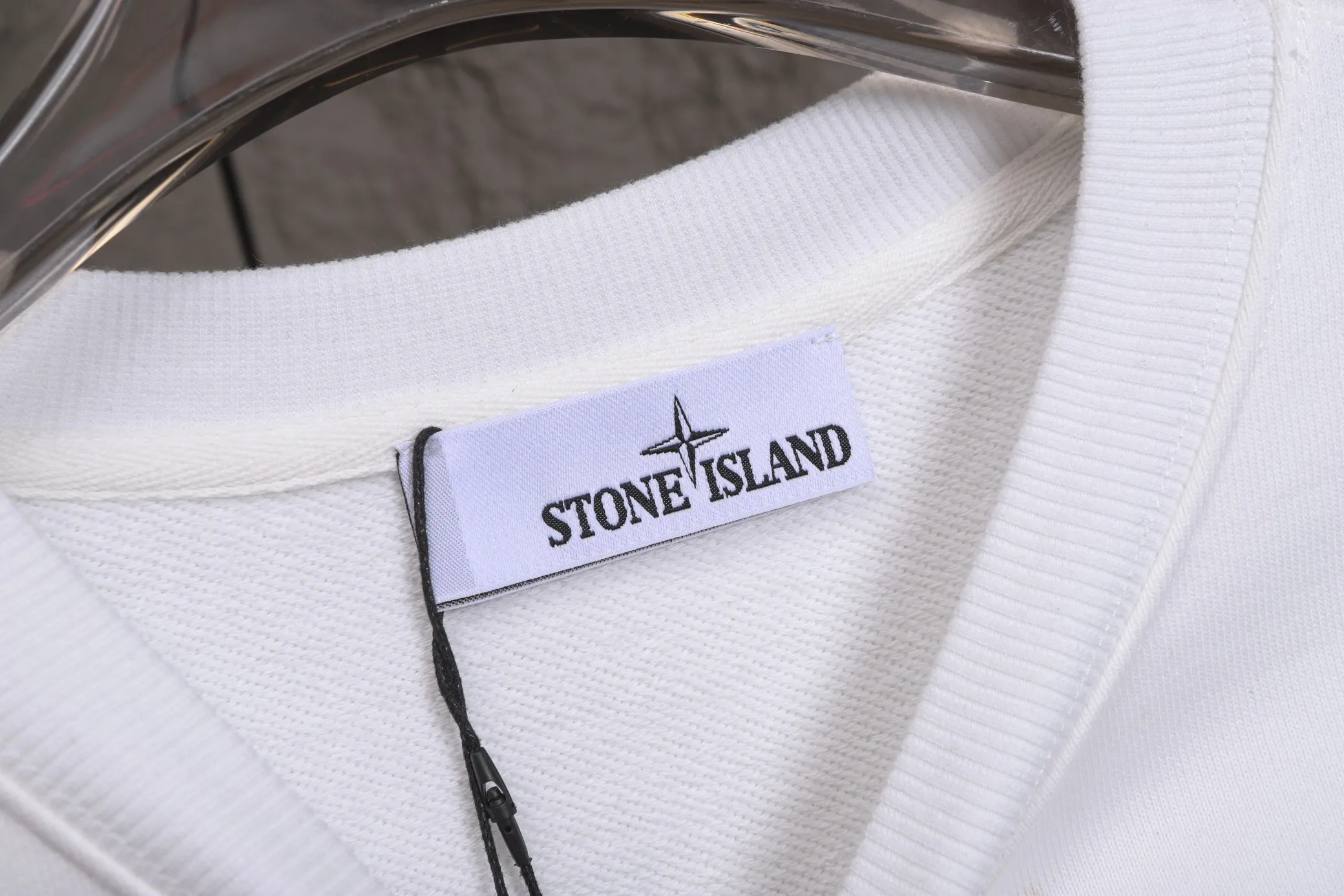P240 High-quality classic Stone Island round-neck sweatshirt, model number B04 * Made of 450 custom-woven and custom-dyed high-gram weight tripe pure cotton sweatshirt fabric. The fabric feels thick and has a certain sense of self-weight. The bottom has a dense and rough terry texture, which is close to the skin and has excellent warmth retention. You will not feel any discomfort at all! *The color of the stone island pattern on the front chest is clear, and a special stone island is added on the back panel. The pattern lines are smooth and smooth and will not fall off or deform when washed. *This design is based on classics and simply and clearly shows the brand's high luxury. Same style for men and women 𝐂𝐎𝐋𝐎𝐔𝐑: black, white 𝐒𝐈𝐙𝐄: S- xl